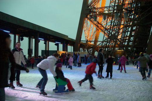 Patinoire de La Tour Eiffel à Noël 2005 - Tourist Office Paris - Photographe Amélie Dupont Shopping de Noël à Paris - Patinoire de La Tour Eiffel à Noël 2005 - Tourist Office Paris - Photographe Amélie Dupont