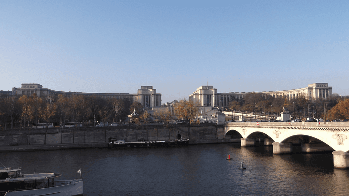 Hotel proche du Trocadero - Palais de Chaillot de l'autre côté de la Seine - flickr cc - Photographe Michel Petit