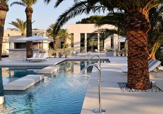 Best luxury hotels in Saint Tropez - Swimming pool of the Hotel SEZZ - Photographer Manuel Zublena