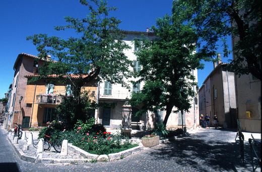 History of Saint-Tropez - Little streets -  flickr - Saint-Tropez Tourisme - Photographer Jean-Louis Chaix