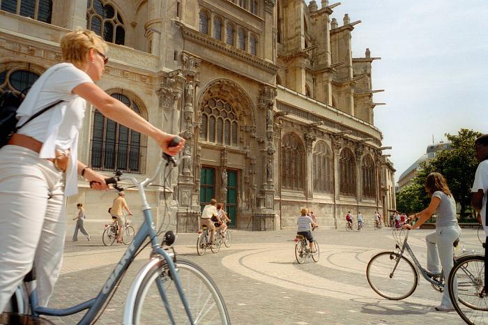 Découvrir Paris - Cyclistes sur le parvis de Saint-Eustache - Tourist Office Paris - Photographe Amélie Dupont